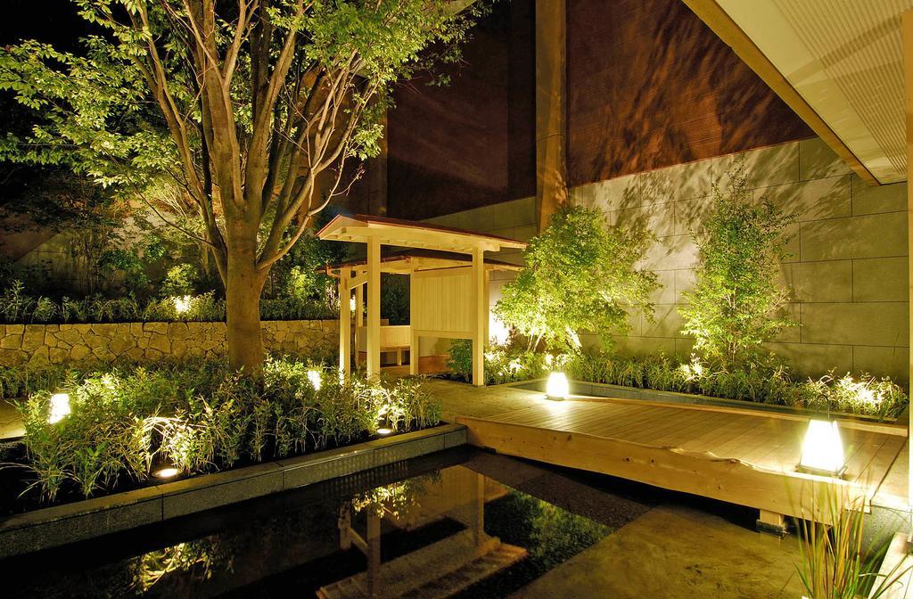 하코네 도키노시주쿠 외부 사진 A Japanese garden at night