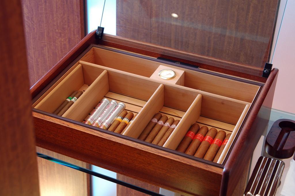 하코네 도키노시주쿠 외부 사진 A cigar humidor