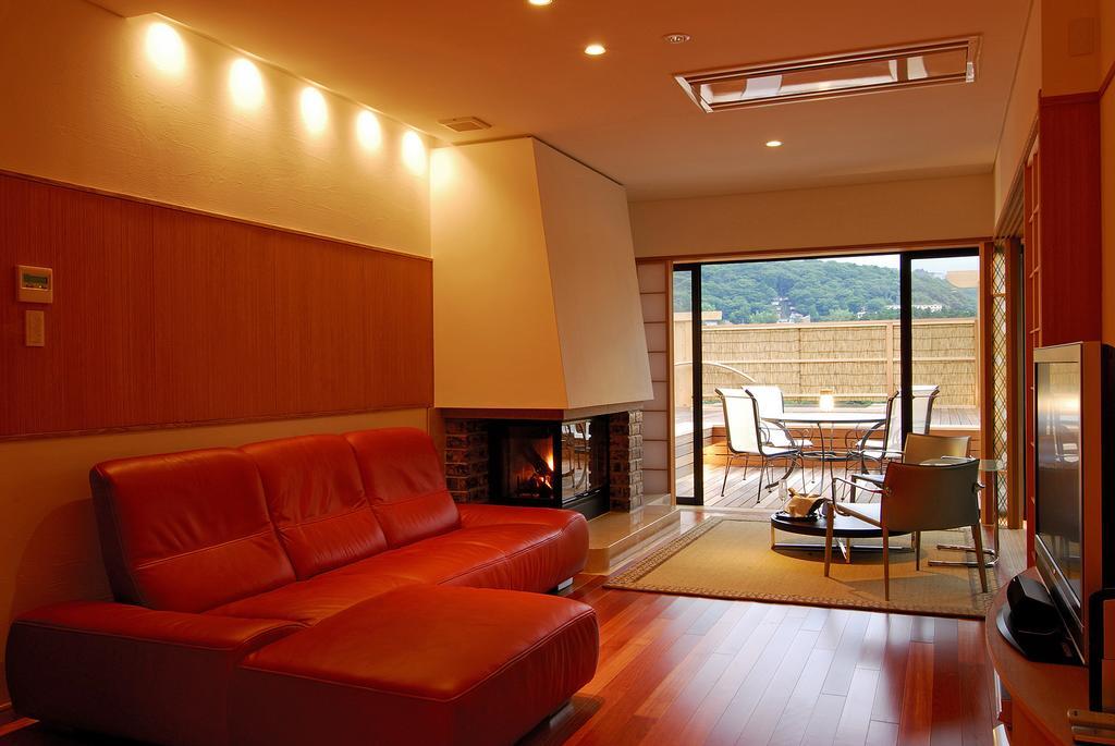 하코네 도키노시주쿠 객실 사진 A living room with a fireplace
